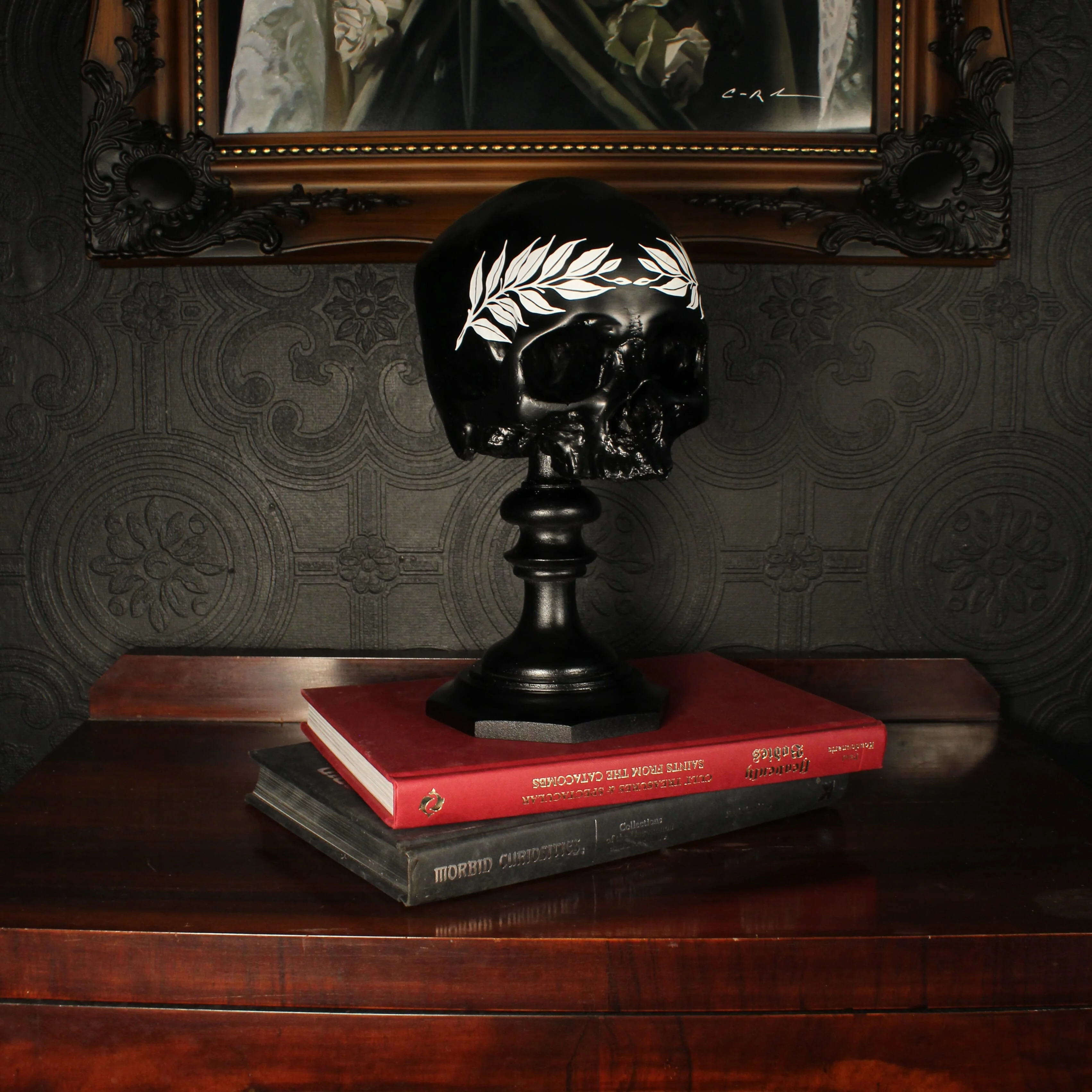 Eunicia Laurel Skull Plinth - Image 3
