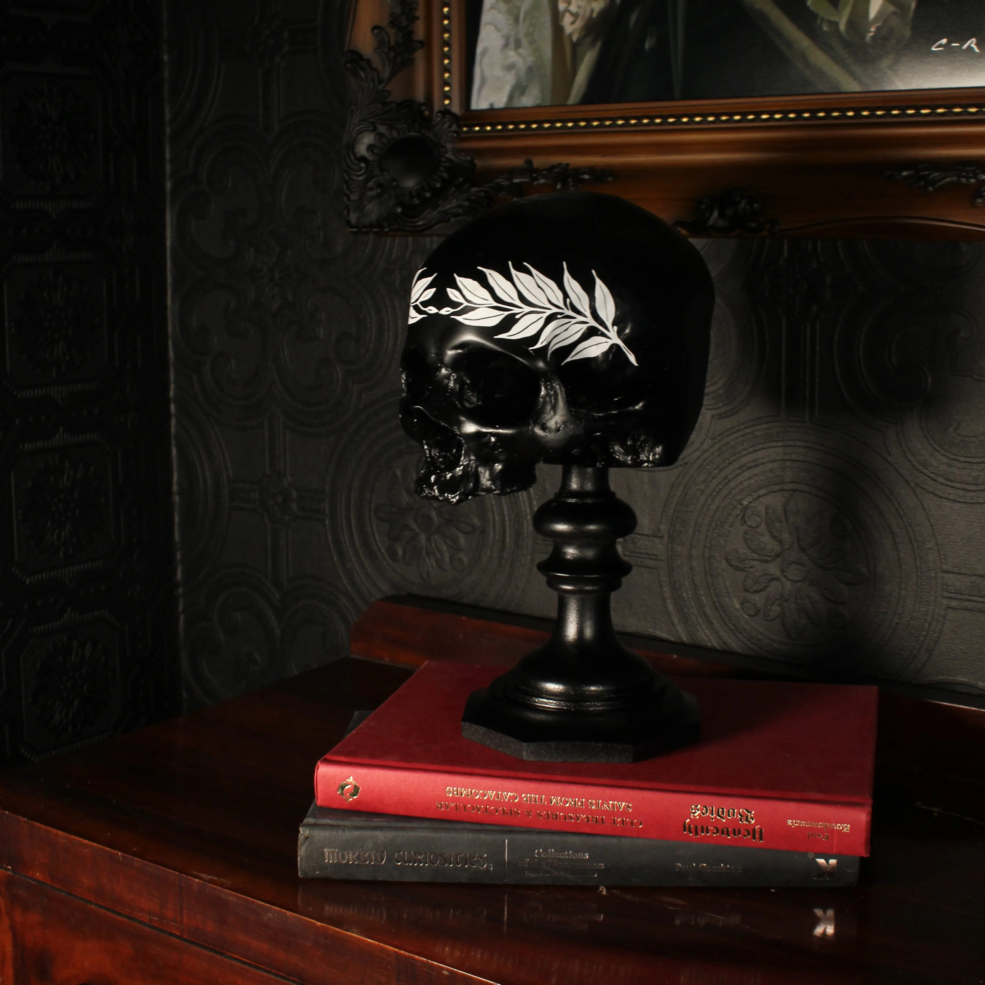 Eunicia Laurel Skull Plinth - Image 4